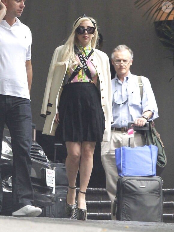 Lady Gaga habillée en écolière devant le Chateau Marmont, à Los Angeles, le 12 juillet 2012.