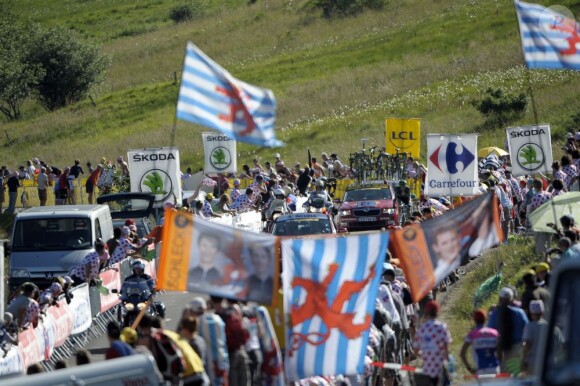 La foule attendait et acclamait Pierre Rolland dans la dernière montée de la onzième étape du Tour de France 2012 entre Albertville et La Touissuire-Les Sybelles le 12 juillet 2012