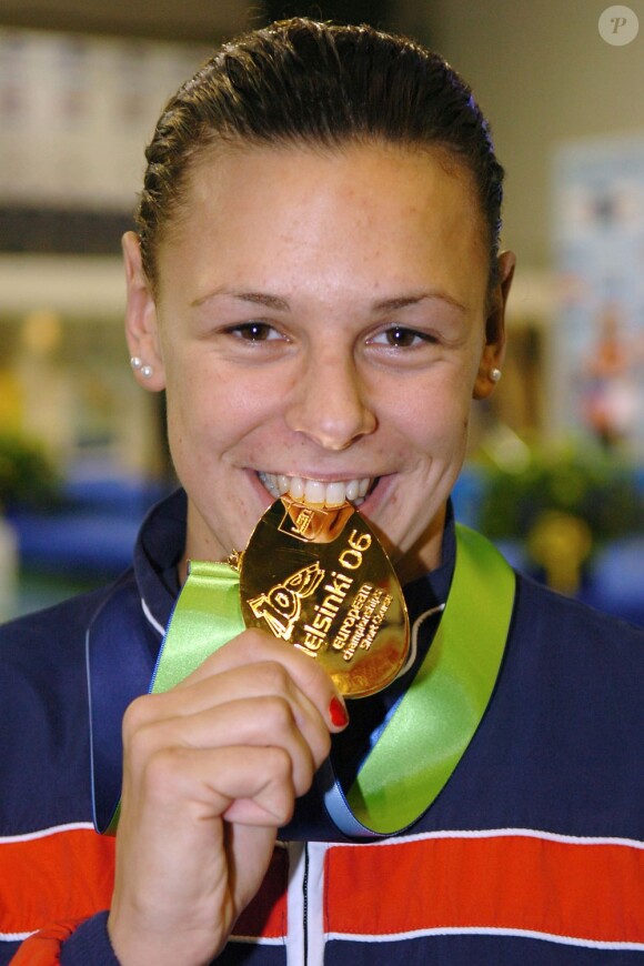 Esther Baron (photo : championne d'Europe du 200m dos en décembre 2006 à Helsinki) a pris sa retraite sportive en 2009, un peu brutalement, à 22 ans, alors qu'elle se préparait pour les JO 2012. Trois ans plus tard, elle a frôlé la catastrophe mais a reconstruit sa vie...