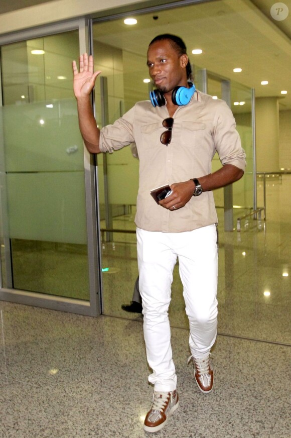 Didier Drogba, nouveau joueur du Shanghai Senshua, arrive à l'aéroport le 14 juillet 2012