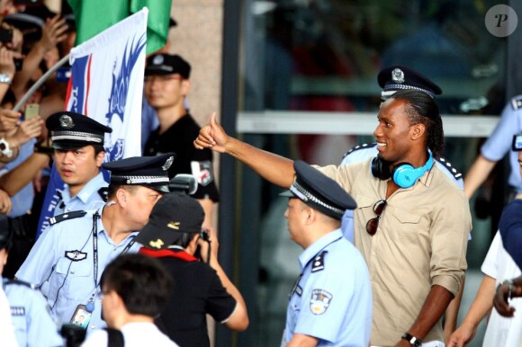 Didier Drogba, nouveau joueur du Shanghai Senshua, arrive à l'aéroport le 14 juillet 2012