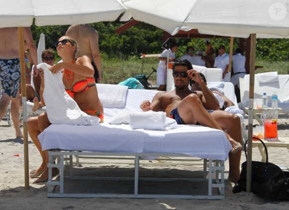 Détendus, Sami Khedira et sa chérie Lena Gercke en vacances à Miami le 13 juillet 2012