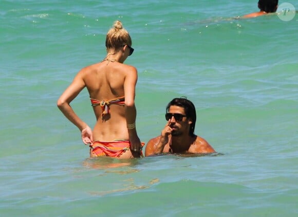 Sami Khedira et sa chérie Lena Gercke se baignent à Miami le 13 juillet 2012