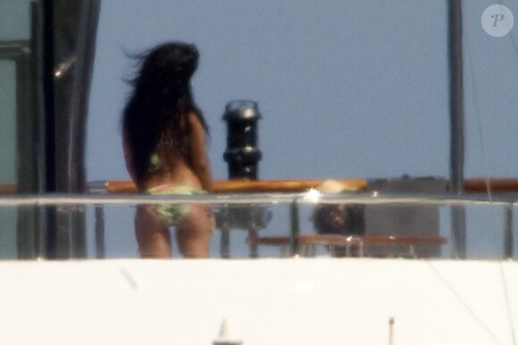 La sexy Rihanna se dore la pilule sur un yacht. Porto Cervo, le 16 juillet 2012.