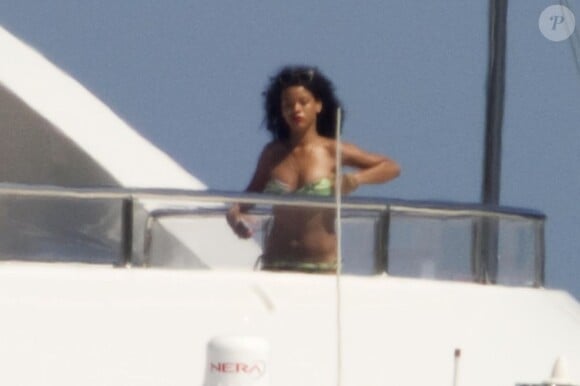 Rihanna sur un yacht à Porto Cervo, le 16 juillet 2012.