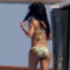 En vacances en Sardaigne, Rihanna exhibe ses jolies courbes dans un bikini aux motifs floraux. Porto Cervo, le 16 juillet 2012.