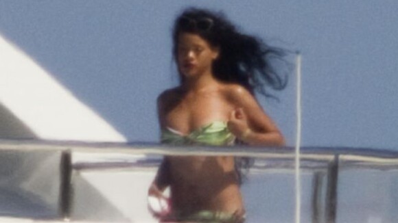 Rihanna : sur un yacht, elle exhibe ses jolies courbes dans un beau bikini