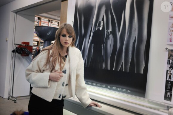 Edie Campbell pose dans le lookbook de la collection automne-hiver 2012-2013 shooté par Karl Lagerfeld