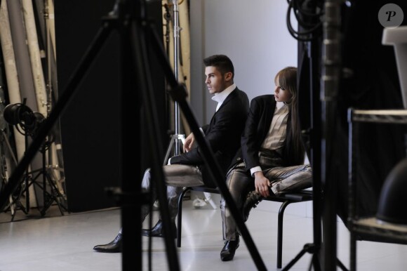 Baptiste Giabiconi et Edie Campbell pose dans le lookbook de la collection automne-hiver 2012-2013 shooté par Karl Lagerfeld