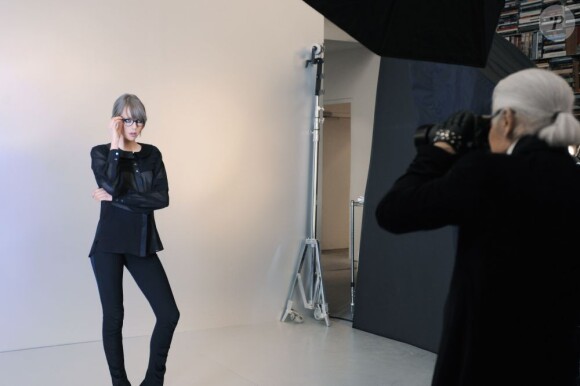 Edie Campbell pose dans le lookbook de la collection automne-hiver 2012-2013 shooté par Karl Lagerfeld