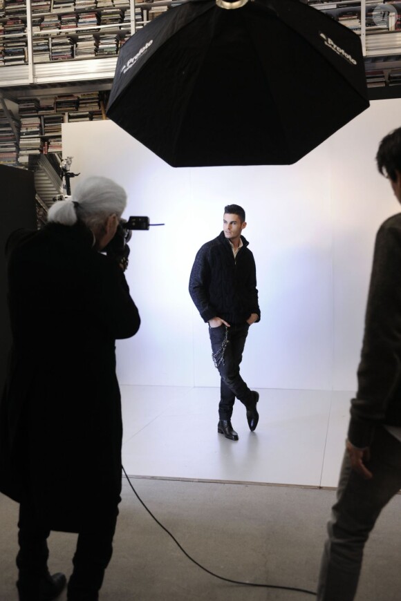 Baptiste Giabiconi pose dans le lookbook de la collection automne-hiver 2012-2013 shooté par Karl Lagerfeld