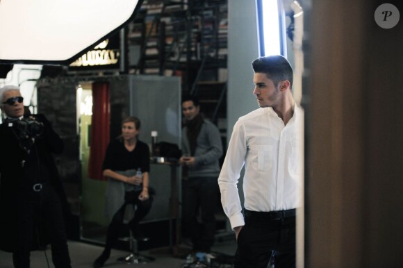 Baptiste Giabiconi pose dans le lookbook de la collection automne-hiver 2012-2013 shooté par Karl Lagerfeld