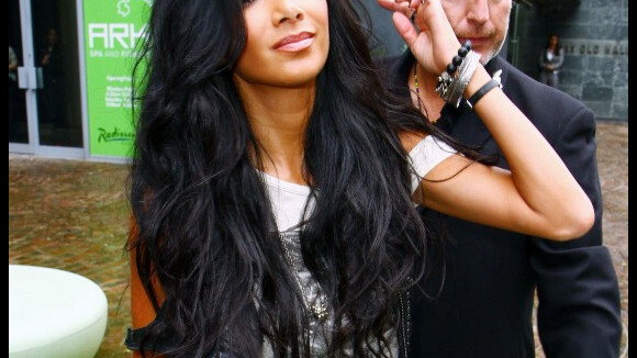 Nicole Scherzinger, au bord de la rupture avec Lewis, tente de garder le sourire