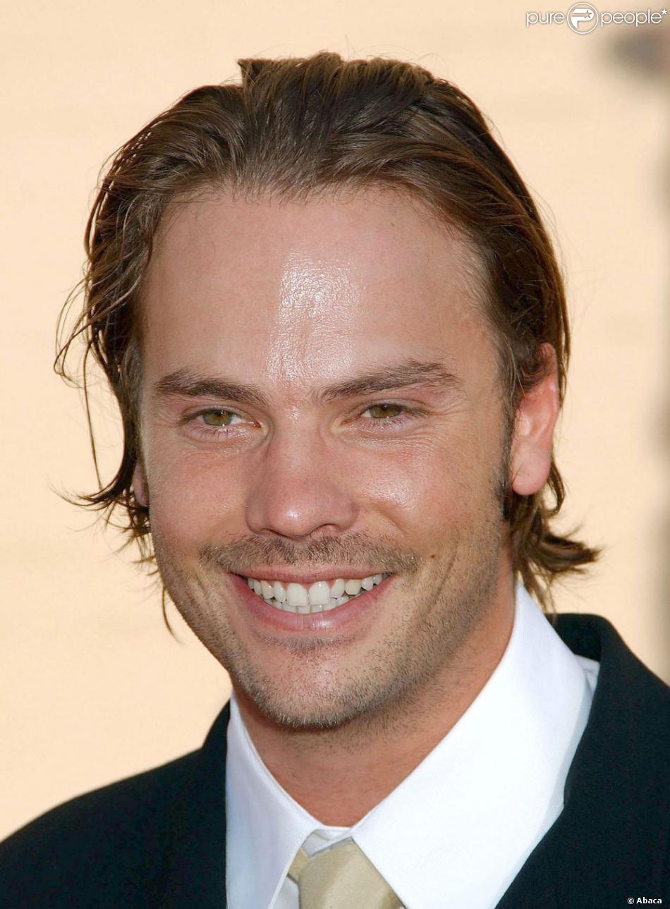 Barry Watson en 2004 lors de la cérémonie des Emmy Awards Purepeople