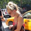Kate Hudson sort de son taxi tête baissée à New York le 17 juillet 2012