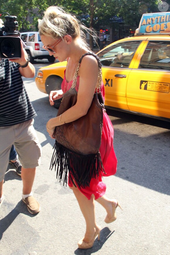 Kate Hudson sort de son taxi tête baissée à New York le 17 juillet 2012