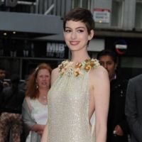 Anne Hathaway, bucolique et divine, défie les rumeurs de grossesse