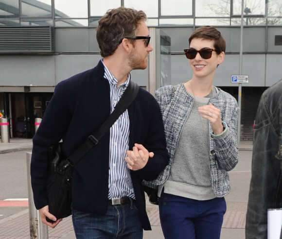 Anne Hathaway arrivant à Londres avec son fiancé Adam Shulman le 18 juillet 2012