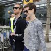 Anne Hathaway arrivant à Londres avec son fiancé Adam Shulman le 18 juillet 2012