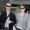 Anne Hathaway arrivant à Londres avec son fiancé Adam Shulman le 18 juillet 2012