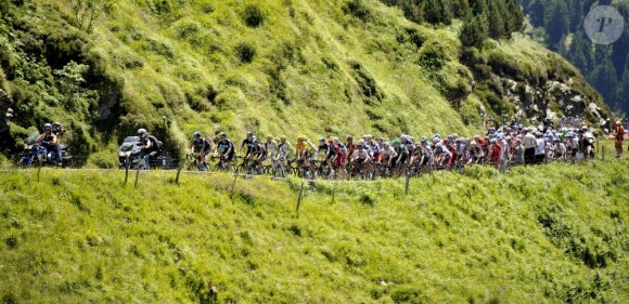 Le peloton lors de la 16e étape du Tour de France entre Pau et Bagnères-de-Luchon le 18 juillet 2012