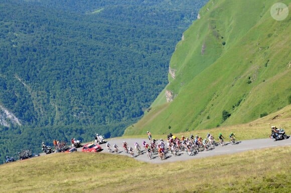 Le peloton lors de la 16e étape du Tour de France entre Pau et Bagnères-de-Luchon le 18 juillet 2012