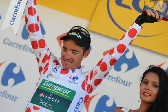 Thomas Voeckler enfile le maillot à pois du meilleur grimpeyr après sa victoire lors de la 16e étape du Tour de France entre Pau et Bagnères-de-Luchon le 18 juillet 2012