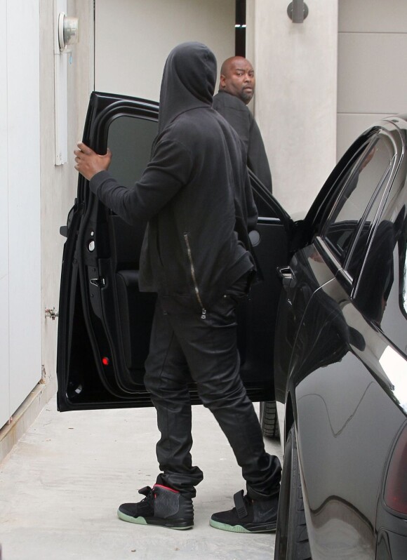 Kanye West tout en noir sort de sa voiture noire à Los Angeles, le 18 juillet 2012.