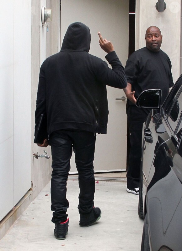 Kanye West, visiblement d'excellente humeur, arrive à un studio d'enregistrement. Los Angeles, le 18 juillet 2012.