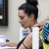 Kim Kardashian se détend avec un soin complet, manucure-pédicure et massage, dans le salon de beauté Beverly Hills Nail Design. Beverly Hills, le 18 juillet 2012.