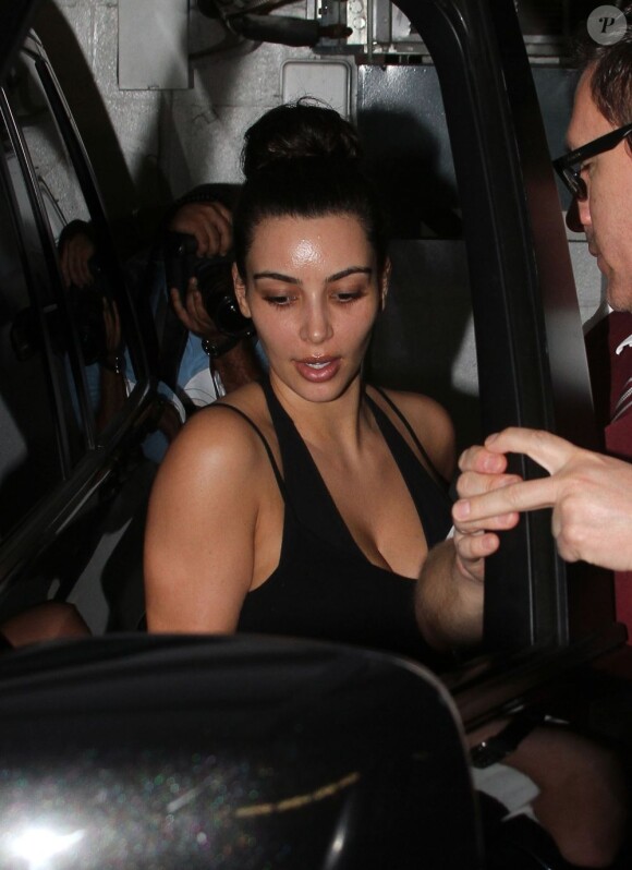 Kim Kardashian quitte le salon de beauté Beverly Hills Nail Design. Beverly Hills, le 18 juillet 2012.