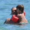 Victor Valdés et son petit Dylan sous le soleil de Sardaigne le 19 juillet 2012