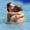 Victor Valdés très amoureux de sa compagne Yolanda Cardona sous le soleil de Sardaigne le 19 juillet 2012