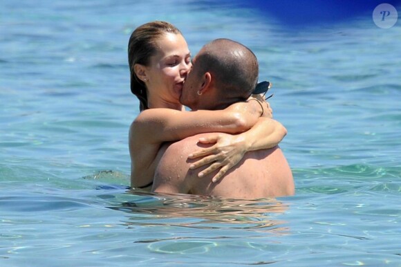 Victor Valdés très amoureux de sa compagne Yolanda Cardona sous le soleil de Sardaigne le 19 juillet 2012