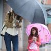 Katie Holmes et Suri Cruise sous une pluie battante dans les rues de New York, le 20 juillet 2012.