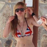 Avril Lavigne, en vacances avec ses copines, s'amuse comme une petite folle