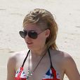Avril Lavigne et son crâne en partie rasé sur une plage de Cabo San Lucas au Mexique, le 20 juillet 2012.
