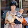 Selma Blair, maman ravie et épanouie avec son petit Arthur dans les rues de studio City le 21 juillet 2012