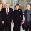 Michel Sardou lors de la remise de la légion d'honneur entouré d'Anne-Marie Perier, ses enfants Cynthia, Romain et Davy.