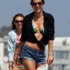 Alessandra Ambrosio s'éclate sur la plage avec sa fille et quelques amis. Los Angels le 22 juillet 2012