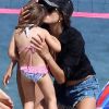Doux moment complice entre Alessandra Ambrosio et sa fille que la plage à Los Angeles le 22 juillet 2012
