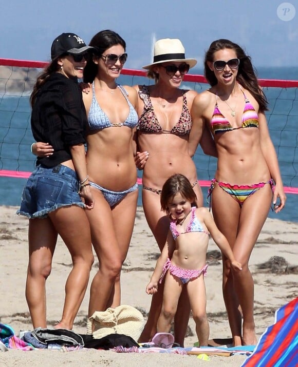 Alessandra Ambrosio entourée d'amies et de sa fille Anja qui fait le show en prenant la pose ! Los Angeles le 22 juillet 2012