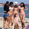 Alessandra Ambrosio entourée d'amies et de sa fille Anja qui fait le show en prenant la pose ! Los Angeles le 22 juillet 2012