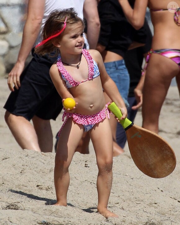 Anja a volé la vedette sur la plage avec sa maman Alessandra Ambrosio !