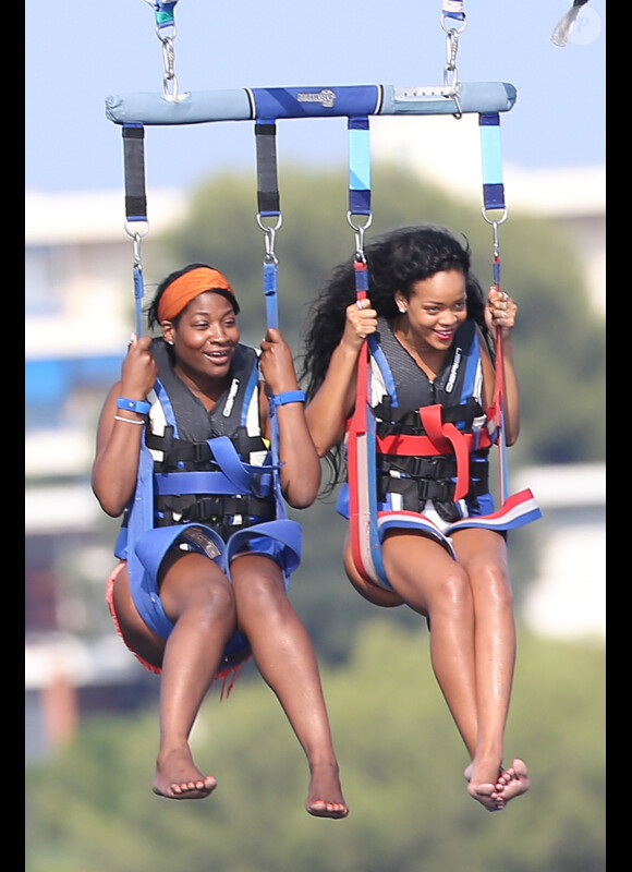 Rihanna fait du parachute ascensionnel à Cannes le 24 juillet 2012