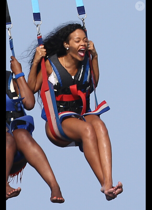 Rihanna fait du parachute ascensionnel à Cannes le 24 juillet 2012