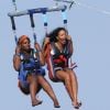 Rihanna s'éclate en altitude avec une amie alors qu'elles font du parachute ascensionnel à Cannes le 24 juillet 2012
