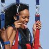 Rihanna fait du parachute ascensionnel à Cannes le 24 juillet 2012