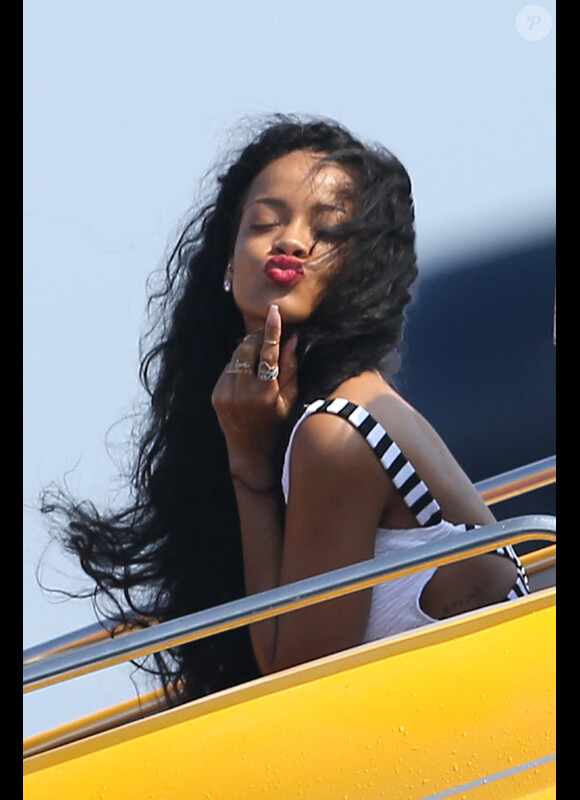 Rihanna toujours aussi sexy sur un bateau au large de Cannes le 24 juillet 2012
