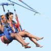 Rihanna fait du parachute ascensionnel à Cannes le 24 juillet 2012